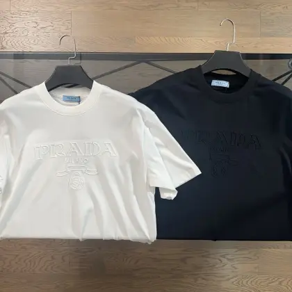 包邮 普拉达•PRADA2026新款字母线条刺绣logo短袖T恤 胸前采用立体线条刺绣字母280克32支双纱爽滑棉,领口,下摆,袖口定制螺纹,无色差,手感厚重不失细腻,做工精细,肩部下摆双针走线,版型超正,简约百搭,三标齐全! 颜色:黑色 白色. M. L. XL. 胸围 衣长 肩宽 袖长 S. 51. 70. 51. 21 M. 54. 72. 54. 21.5 L. 57. 76. 57. 22 XL. 60. 78. 60. 22.5 体重:100斤-140斤推荐穿 S 140斤-160斤推荐穿 M 160斤-180斤推荐穿 L 180斤-200斤推荐穿 XL 尺码表数据仅供参考,由于手工测量,可能会存在1-2CM左右的偏差